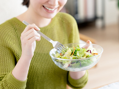 食事する女性のイメージ画像